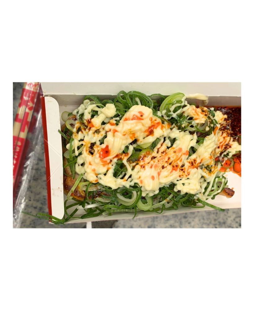 Gyozas radicionales en caja de cartón con guarnicion