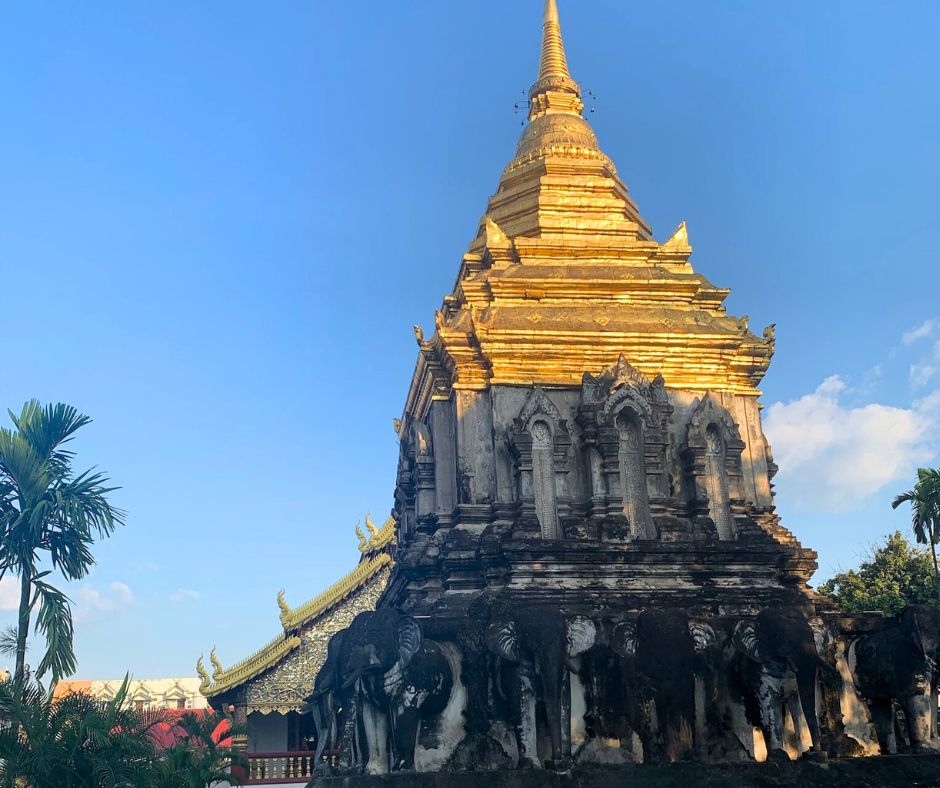 Chedi de Wat Chiang Man con base de elefantes y pico dorado