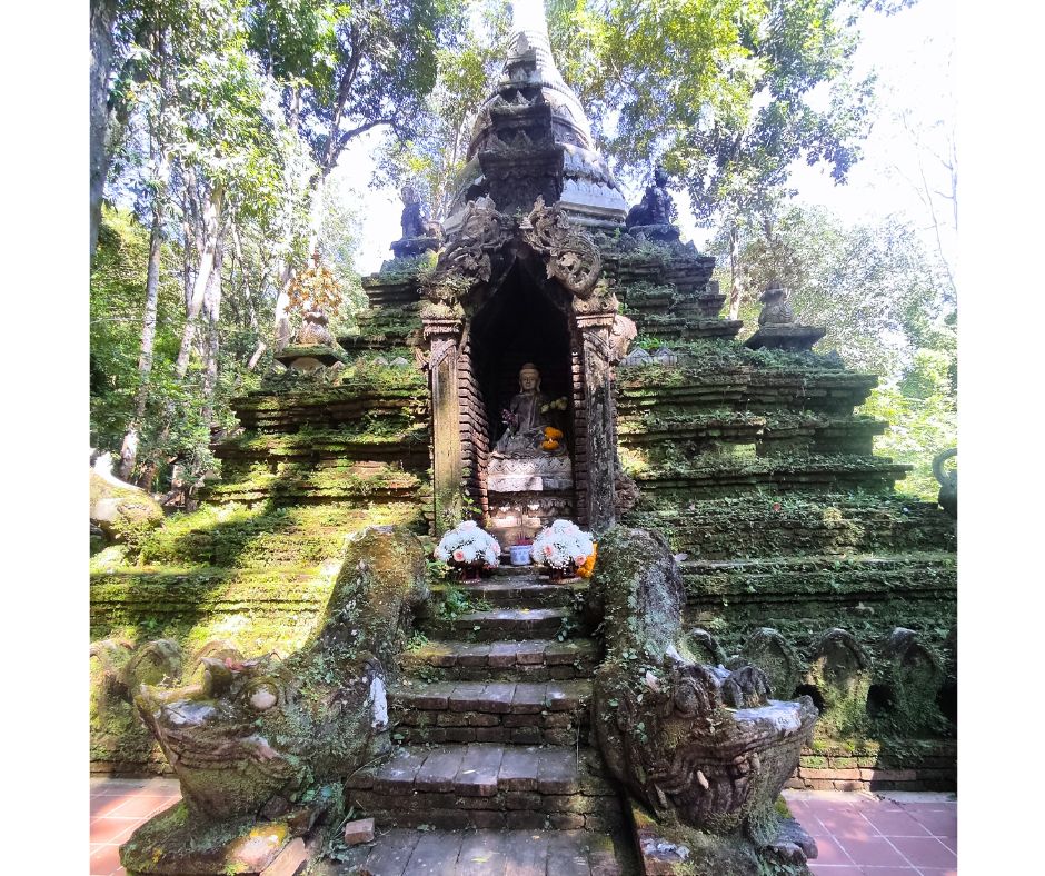 Templo Wat Phra Lat rodeado de vegetación con altar budista